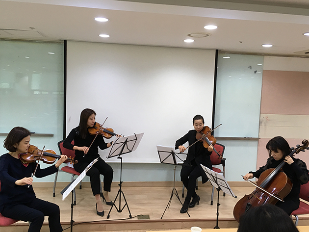 음악 아카데미 교수들의 연주 모습