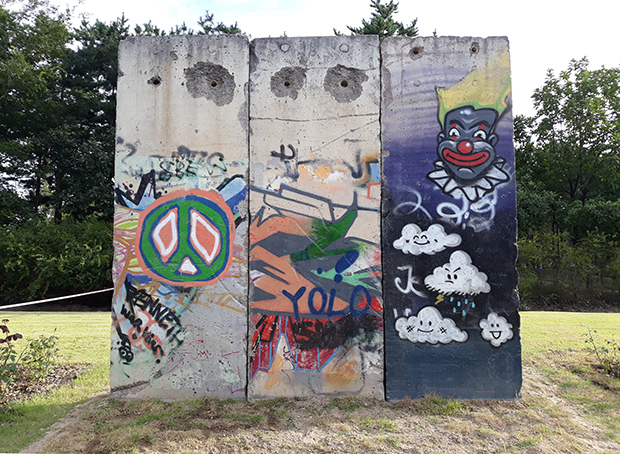 도봉평화문화진지 잔디마당에 설치된 베를린 장벽 3점