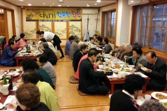 한국외식산업 최고경영인의 모임인 다담회에서 방학3동 어르신들께 식사를 제공해주셨습니다.