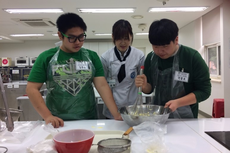 도봉구 중학생들이 당류 저감 요리(단호박쿠키와 당근쌀케이크)를 만드는 모습