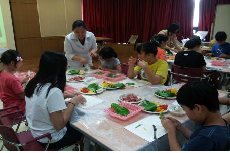 조리실습을 직접 하고 있는 요리여행 참여 학생들의 모습